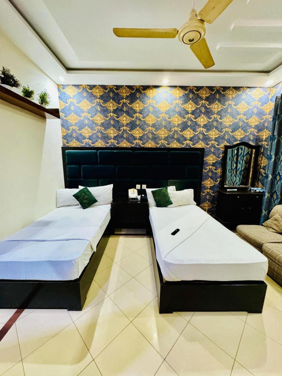 Hotel Pak Continental Multan Bagian luar foto
