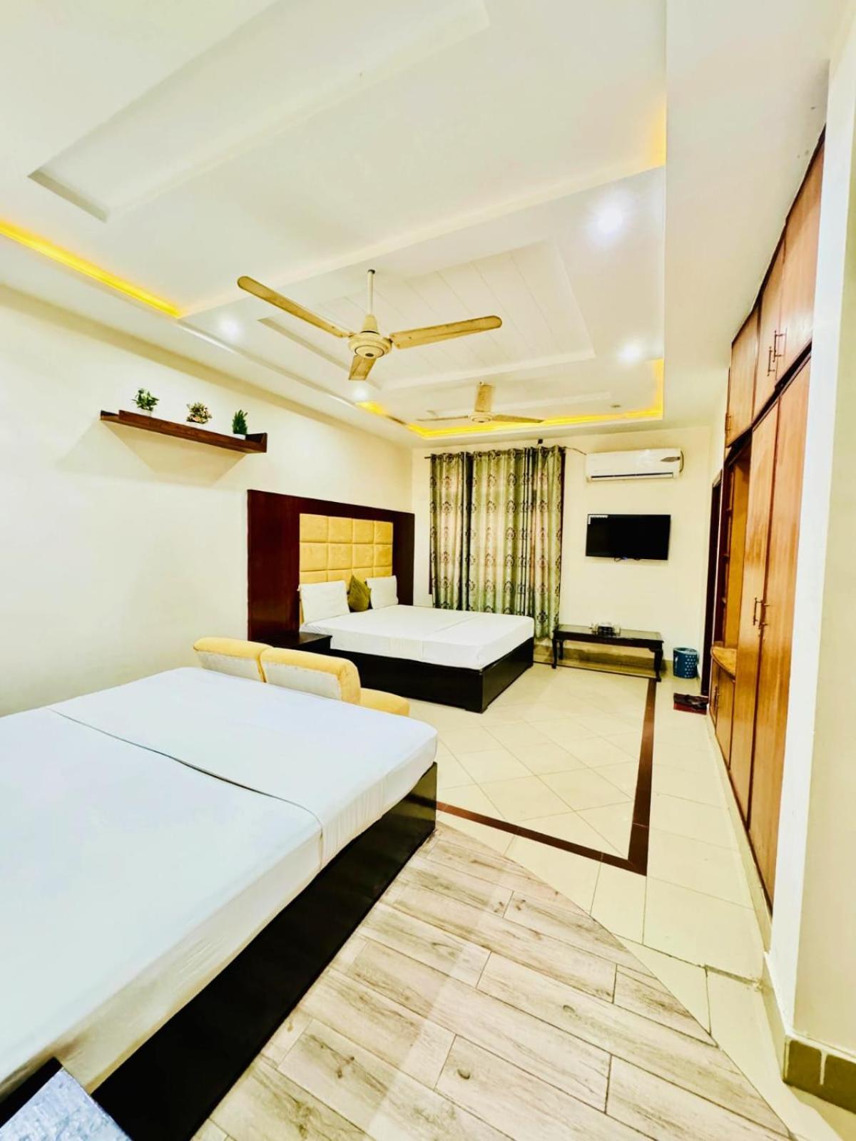 Hotel Pak Continental Multan Bagian luar foto
