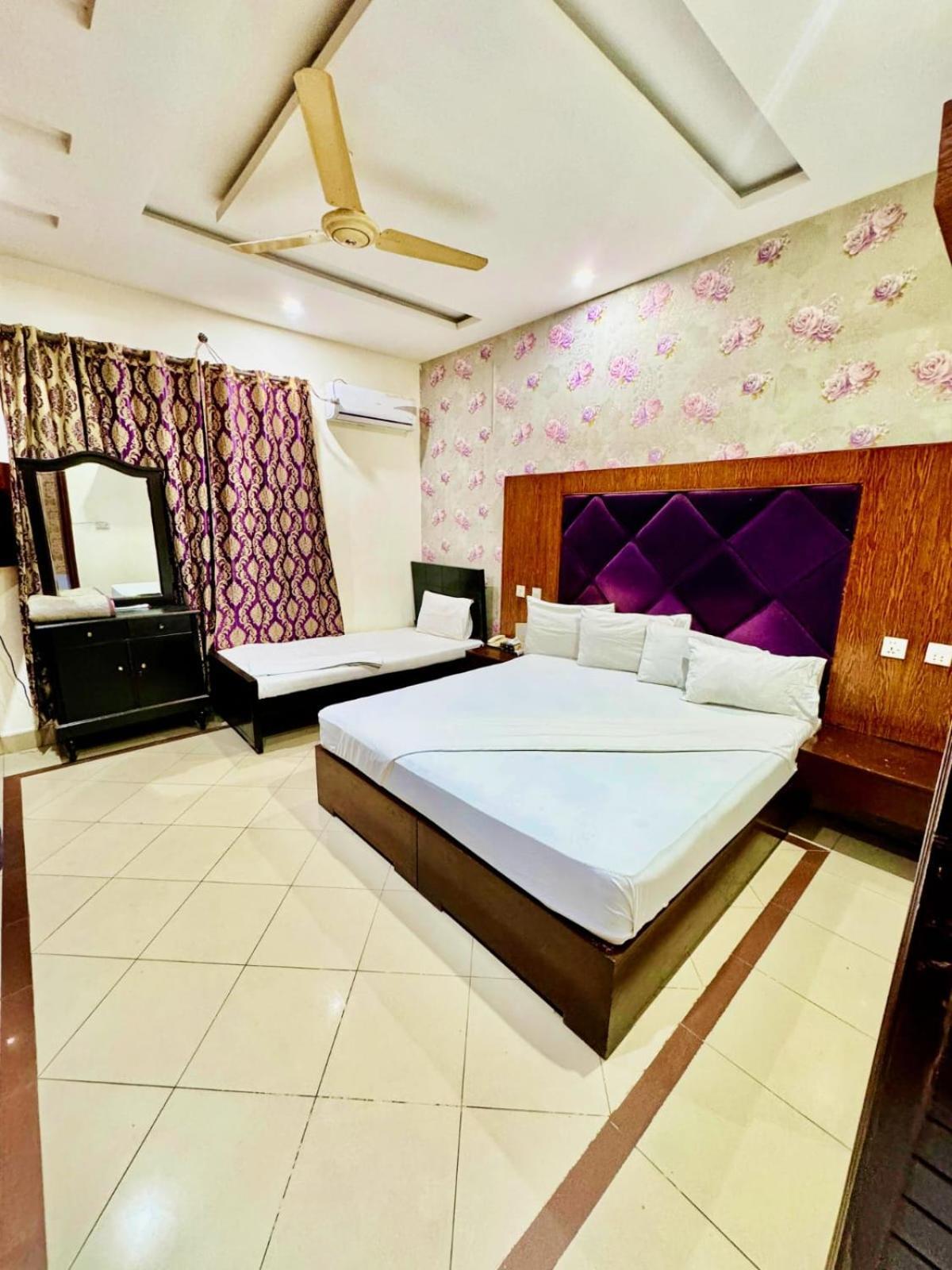 Hotel Pak Continental Multan Bagian luar foto