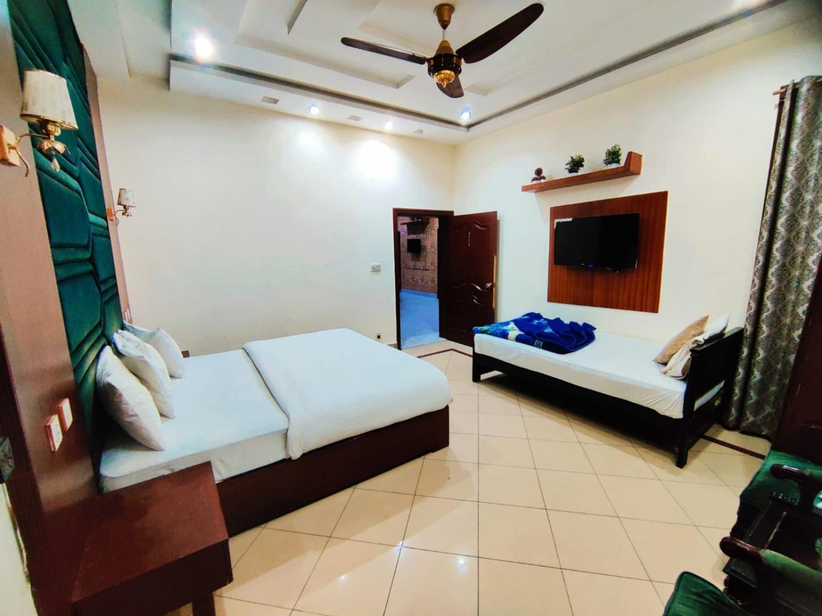 Hotel Pak Continental Multan Bagian luar foto