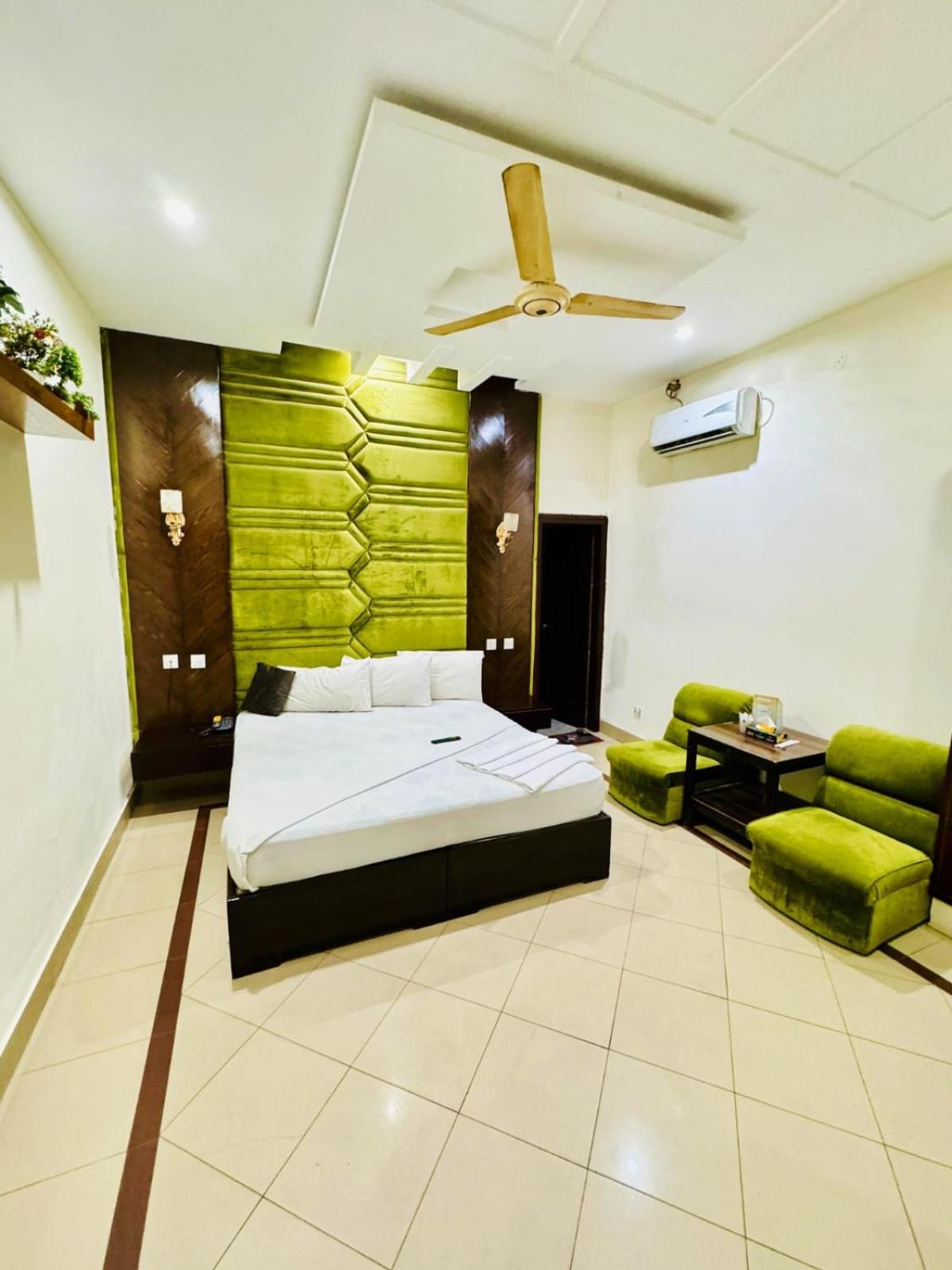 Hotel Pak Continental Multan Bagian luar foto
